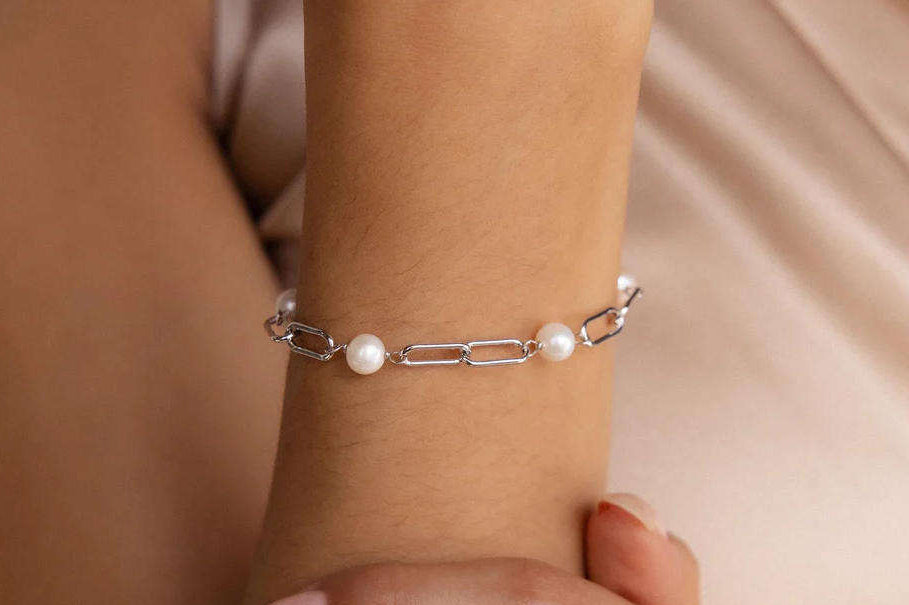 Sophisticated Pearl Chain Bracelet